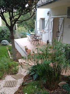 Une des terrasses du gîte les Pousterles