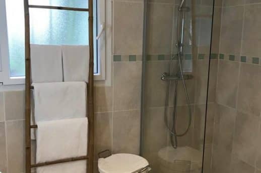 Salle de bain du gîte les Pousterles
